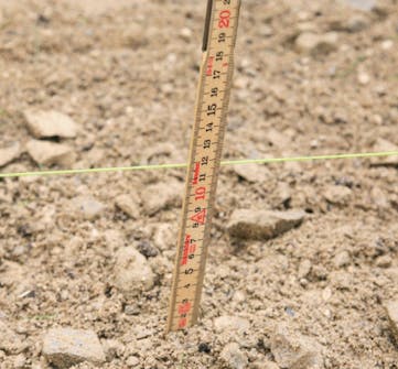 Spenn opp en snor i retning av belegningens fall Spenn opp en snor i retning av belegningens fall